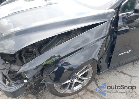 2019 Ford Fusion Hybrid Titanium z USA, uszkodzony, nr VIN 3FA6P0RU0KR116903